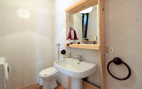 Baita a Pieve Tesino Mountain And Lake: Spiegel, Zapfhahn, Bad Sink, Sinken, Armatur, Eigentum, Badezimmer, Lila, Interior Design, Gebäude