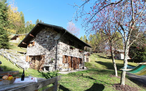 Baita a Pieve Tesino Mountain And Lake: Pflanze, Himmel, Gebäude, Grün, Baum, Natürliche Landschaft, Gras, Grundstueck, Haus, Hütte