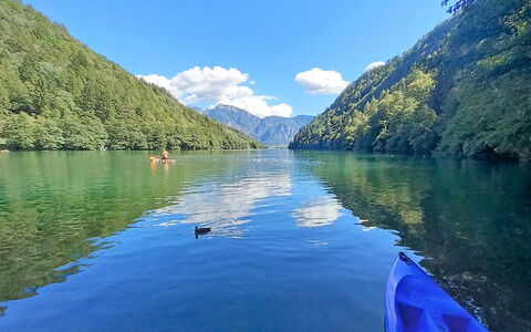 Baita a Pieve Tesino Mountain And Lake: Wasser, Wasservorräte, Gewässer, Bergforms, Natur, Berg, Wasserlauf, Boot, Wasserweg, Natürliche Landschaft
