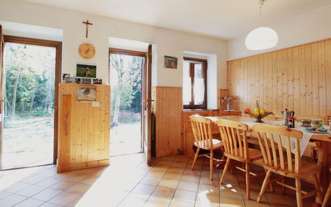 Baita a Pieve Tesino Mountain And Lake: Möbel, Eigentum, Tabelle, Cabinetry, Stuhl, Tür, Fenster, Pflanze, Holz