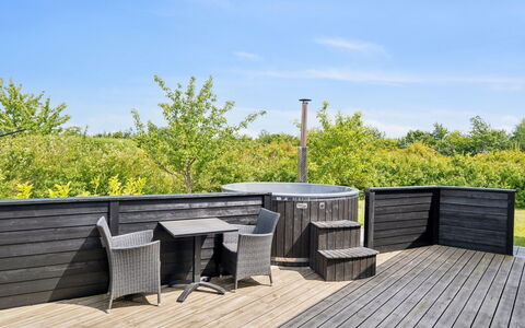 Hakan - 900M from the Sea: Holz, Holzboden, Gartenmöbel, Hartholz, Deck, Flooring, Möbel, Verbundwerkstoff, Planke, Holzbeize