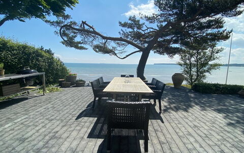 Sten - 30M from the Sea: Möbel, Interior Design, Flooring, Fussboden, Decke, Zimmer, Stuhl, Tabelle, Wohnung, Küche & Esszimmer Tisch