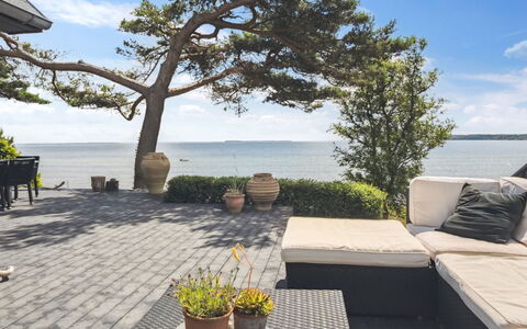 Sten - 30M from the Sea: Möbel, Interior Design, Flooring, Fussboden, Decke, Zimmer, Stuhl, Tabelle, Wohnung, Küche & Esszimmer Tisch