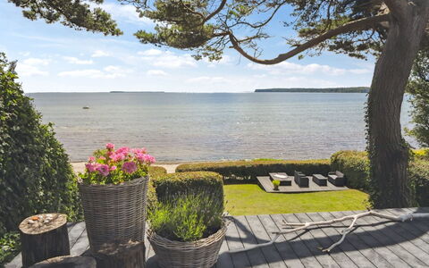 Sten - 30M from the Sea: Möbel, Interior Design, Flooring, Fussboden, Decke, Zimmer, Stuhl, Tabelle, Wohnung, Küche & Esszimmer Tisch