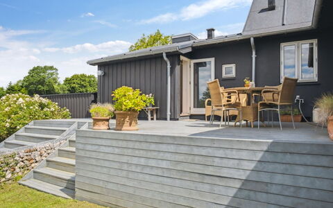 Sten - 30M from the Sea: Möbel, Interior Design, Flooring, Fussboden, Decke, Zimmer, Stuhl, Tabelle, Wohnung, Küche & Esszimmer Tisch