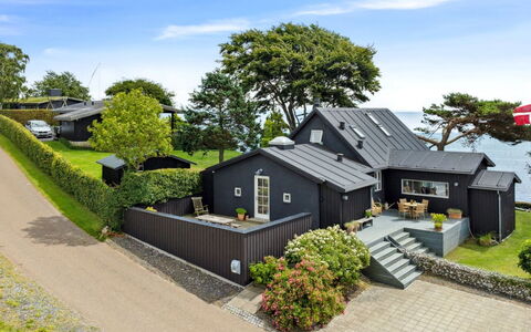 Sten - 30M from the Sea: Möbel, Interior Design, Flooring, Fussboden, Decke, Zimmer, Stuhl, Tabelle, Wohnung, Küche & Esszimmer Tisch