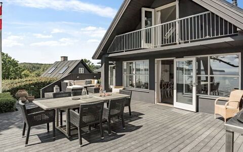 Sten - 30M from the Sea: Möbel, Interior Design, Flooring, Fussboden, Decke, Zimmer, Stuhl, Tabelle, Wohnung, Küche & Esszimmer Tisch