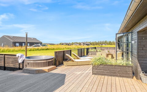 Inola - 2Km from the Sea: Holz, Zuhause, Veranda, Deck, Hartholz, Dach, Holzbeize, Holzboden, Eco Hotel