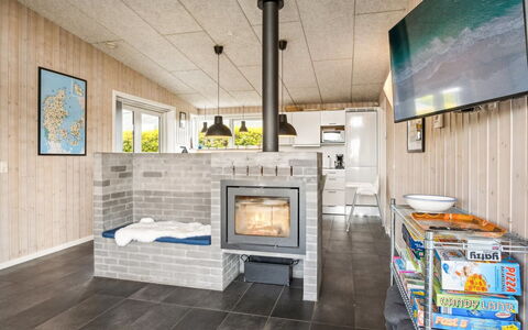 Gloria - 500M from the Sea: Holz, Flooring, Interior Design, Decke, Fussboden, Möbel, Zimmer, Wohnzimmer, Hartholz, Feuerstelle