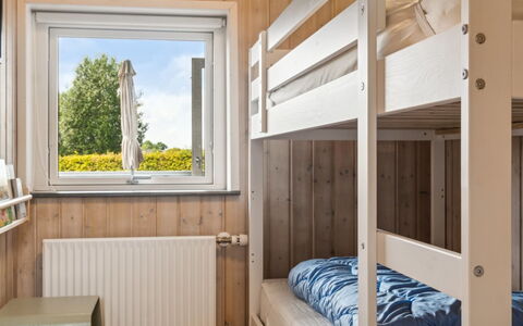 Gloria - 500M from the Sea: Holz, Etagenbett, Schlafzimmer, Bett, Wohnheim, Hartholz, Holzbeize, Bettrahmen, Herberge, Planke