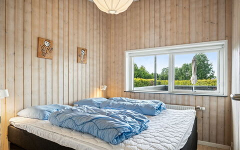 Gloria - 500M from the Sea: Schlafzimmer, Holz, Bett, Interior Design, Bettdecke, Bedding, Flooring, Decke, Fussboden, Möbel