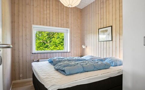 Gloria - 500M from the Sea: Schlafzimmer, Holz, Interior Design, Bett, Flooring, Decke, Fussboden, Bettdecke, Bedding, Zimmer