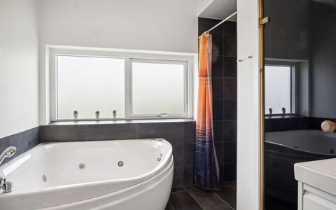 Gloria - 500M from the Sea: Badewanne, Armatur, Badezimmer, Flooring, Interior Design, Fussboden, Decke, Installation, Beleuchtung, Zapfhahn