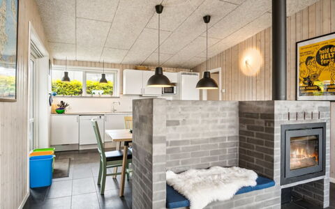 Gloria - 500M from the Sea: Wand, Flooring, Holz, Interior Design, Decke, Fussboden, Möbel, Zimmer, Feuerstelle, Küche