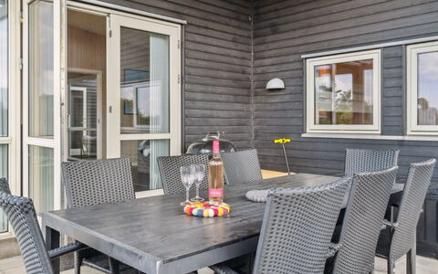 Gloria - 500M from the Sea: Möbel, Interior Design, Flooring, Fussboden, Decke, Zimmer, Stuhl, Tabelle, Wohnung, Küche & Esszimmer Tisch