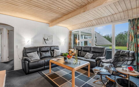 Hera: Möbel, Interior Design, Decke, Holz, Flooring, Couch, Fussboden, Wohnzimmer, Stuhl, Zimmer