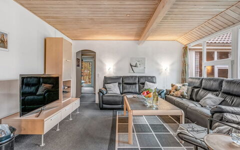 Hera: Möbel, Interior Design, Couch, Decke, Flooring, Wohnzimmer, Fussboden, Zimmer, Stuhl, Wohnung