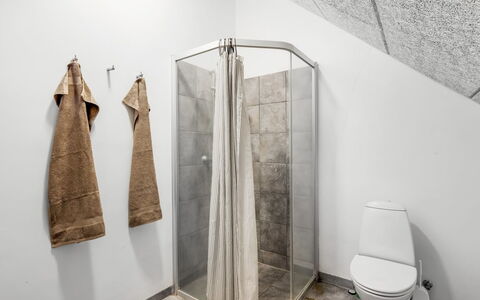Hera: Flooring, Fussboden, Interior Design, Armatur, Decke, Zimmer, Fliese, Installation, Badezimmer