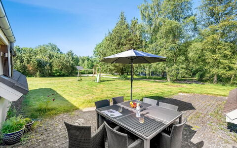 Hera: Strauch, Stuhl, Garten, Rasen, Schatten, Landscaping, Gartenmöbel, Garten, Tisch Im Freien, Hinterhof