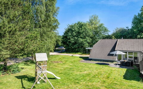 Hera: Baum, Gras, Strauch, Hütte, Haus, Zuhause, Grundstueck, Dach, Garten