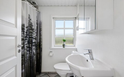 Holga - 400M from the Sea: Wand, Armatur, Flooring, Fussboden, Badezimmer, Interior Design, Installation, Toilette, Zuhause, Toilleten Sitz