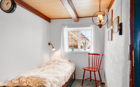 Vili - 100M from the Sea: Wand, Schlafzimmer, Interior Design, Bett, Holz, Decke, Flooring, Fussboden, Möbel, Bedding