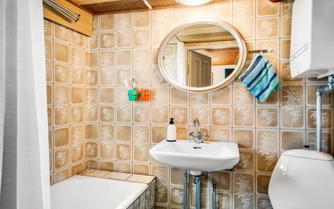 Vili - 100M from the Sea: Wand, Interior Design, Armatur, Badezimmer, Flooring, Fussboden, Bad Sink, Installation, Fliese, Sinken