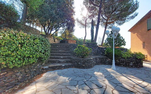 Le Belvédère D'Estelle: Flagstone, Cobblestone, Garten, Walkway, Schatten, Landscaping, Auffahrt, Steinwand, Hinterhof, Treppe