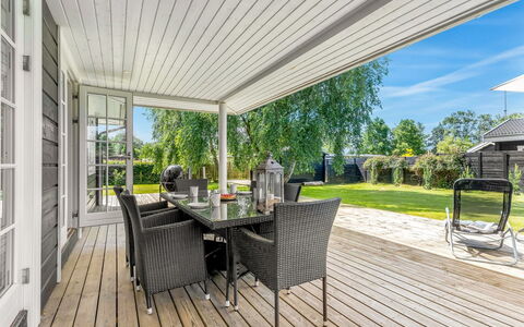 Felicia - 350M from the Sea: Holz, Zuhause, Veranda, Deck, Hartholz, Dach, Holzbeize, Holzboden, Eco Hotel
