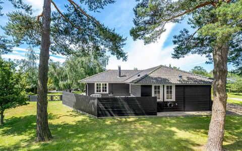 Felicia - 350M from the Sea: Holz, Zuhause, Veranda, Deck, Hartholz, Dach, Holzbeize, Holzboden, Eco Hotel