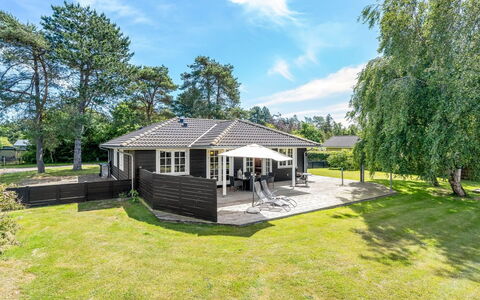 Felicia - 350M from the Sea: Holz, Zuhause, Veranda, Deck, Hartholz, Dach, Holzbeize, Holzboden, Eco Hotel