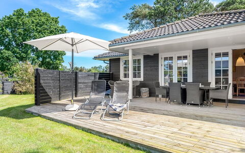 Felicia - 350M from the Sea: Holz, Zuhause, Veranda, Deck, Hartholz, Dach, Holzbeize, Holzboden, Eco Hotel