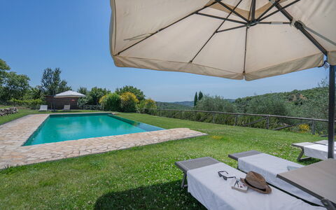 Chiara House In Galenda, Chianti, Pool And Nature: Pflanze, Wasser, Eigentum, Gebäude, Regenschirm, Azurblau, Schatten, Die Architektur, Gartenmöbel, Interior Design