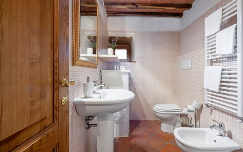 Chiara House In Galenda, Chianti, Pool And Nature: Braun, Zapfhahn, Bad Sink, Sinken, Eigentum, Armatur, Lila, Badezimmer, Holz, Spiegel