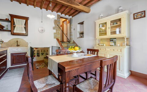 Chiara House In Galenda, Chianti, Pool And Nature: Tabelle, Möbel, Bilderrahmen, Cabinetry, Holz, Stuhl, Interior Design, Fussboden, Wohnzimmer, Küche