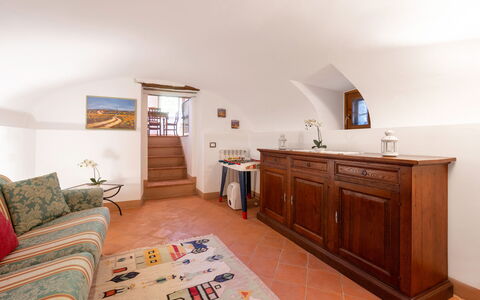Chiara House In Galenda, Chianti, Pool And Nature: Möbel, Cabinetry, Komfort, Gebäude, Holz, Couch, Flooring, Schublade, Fussboden, Haus