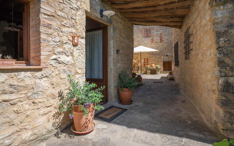 Chiara House In Galenda, Chianti, Pool And Nature: Pflanze, Blumentopf, Gebäude, Zimmerpflanze, Fenster, Holz, Landschaft, Flooring, Backstein, Haus