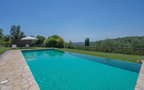 Chiara House In Galenda, Chianti, Pool And Nature: Himmel, Wasser, Eigentum, Schwimmbad, Pflanze, Azurblau, Rechteck, Baum, Gras, Freizeit