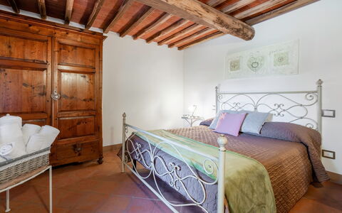 Chiara House In Galenda, Chianti, Pool And Nature: Gebäude, Möbel, Eigentum, Komfort, Bettrahmen, Holz, Haus, Interior Design, Cabinetry, Beleuchtung