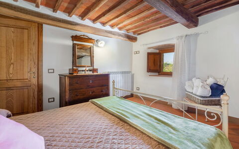 Chiara House In Galenda, Chianti, Pool And Nature: Gebäude, Möbel, Cabinetry, Fenster, Komfort, Holz, Schublade, Interior Design, Haus, Flooring