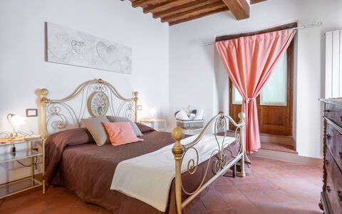 Chiara House In Galenda, Chianti, Pool And Nature: Gebäude, Möbel, Eigentum, Komfort, Fenster, Holz, Haus, Textil, Bettrahmen, Interior Design