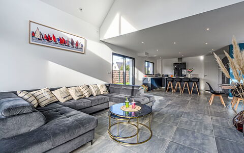 Les Voiles: Flooring, Interior Design, Fussboden, Decke, Couch, Wohnzimmer, Holzboden, Hartholz, Stuhl