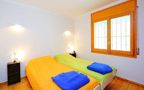 Roses 325: Schlafzimmer, Bett, Zimmer, Möbel, Eigentum, Bettdecke, Bettrahmen, Interior Design, Gelb, Gebäude