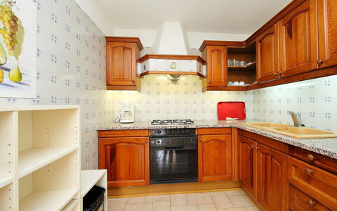Roses 325: Eigentum, Countertop, Zimmer, Cabinetry, Möbel, Küche, Interior Design, Gebäude, Fussboden, Grundeigentum