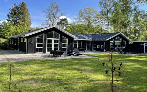 Patrice - 300M from the Sea: Holz, Zuhause, Veranda, Deck, Hartholz, Dach, Holzbeize, Holzboden, Eco Hotel