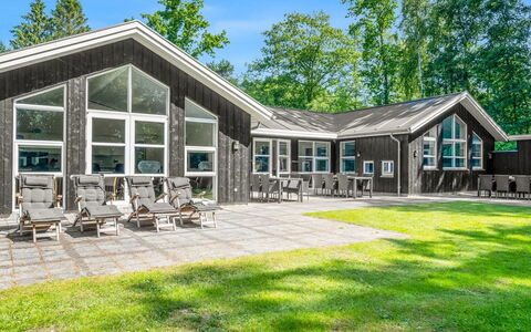 Patrice - 300M from the Sea: Holz, Zuhause, Veranda, Deck, Hartholz, Dach, Holzbeize, Holzboden, Eco Hotel