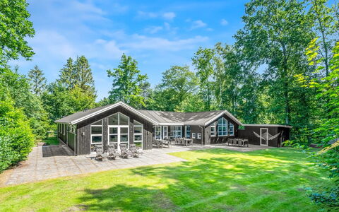 Patrice - 300M from the Sea: Holz, Zuhause, Veranda, Deck, Hartholz, Dach, Holzbeize, Holzboden, Eco Hotel