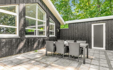 Patrice - 300M from the Sea: Holz, Zuhause, Veranda, Deck, Hartholz, Dach, Holzbeize, Holzboden, Eco Hotel