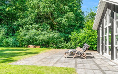 Patrice - 300M from the Sea: Holz, Zuhause, Veranda, Deck, Hartholz, Dach, Holzbeize, Holzboden, Eco Hotel