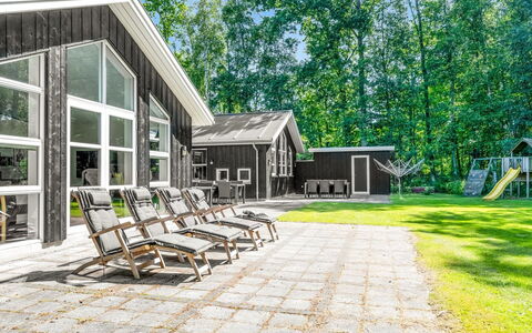 Patrice - 300M from the Sea: Holz, Zuhause, Veranda, Deck, Hartholz, Dach, Holzbeize, Holzboden, Eco Hotel